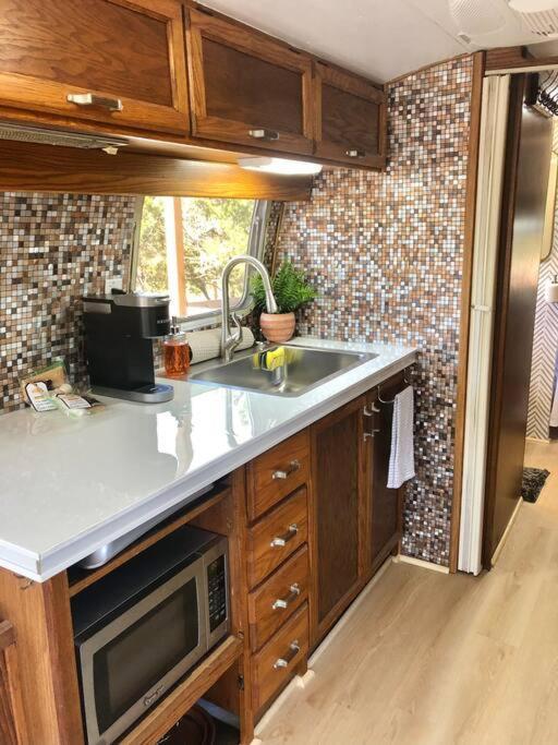 The Steel Magnolia Airstream - Cabins At Rim Rock Остин Экстерьер фото