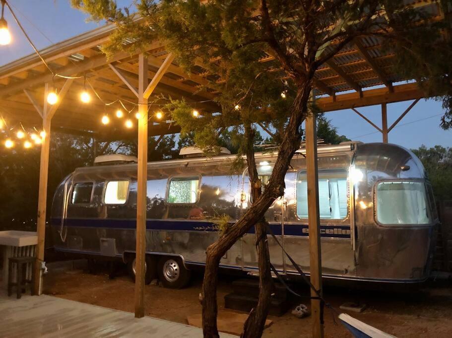The Steel Magnolia Airstream - Cabins At Rim Rock Остин Экстерьер фото
